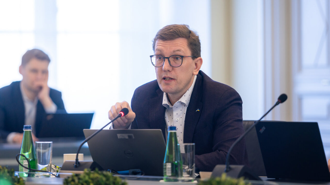 Kliimaminister Michal soovitab päikesepaneelide kõrval müüa elektrit võrku akudest thumbnail